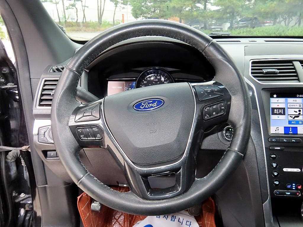 Ford Explorer — photo 08