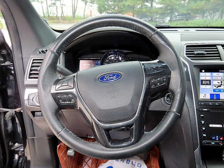 Ford Explorer — photo 08