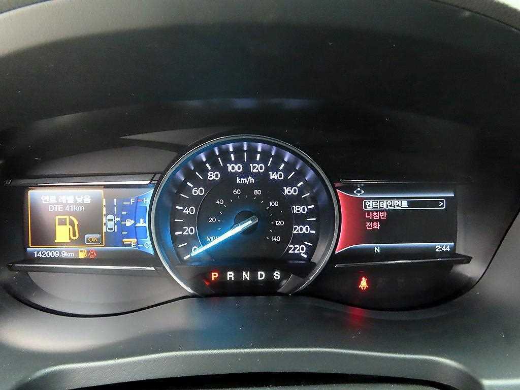 Ford Explorer — photo 09