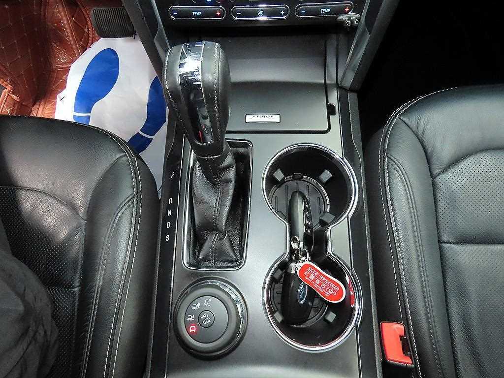 Ford Explorer — photo 10