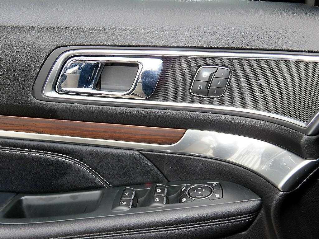 Ford Explorer — photo 11