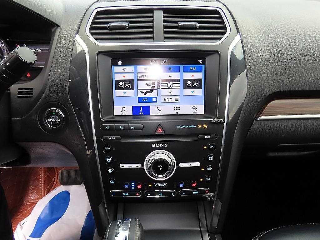 Ford Explorer — photo 12