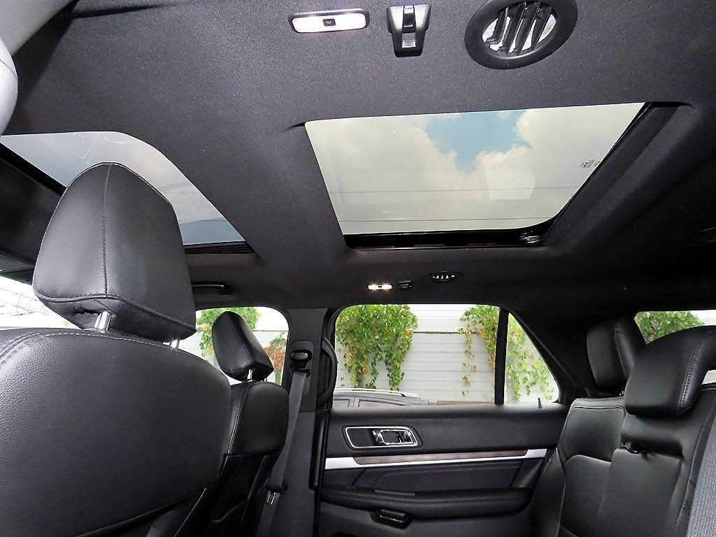 Ford Explorer — photo 17