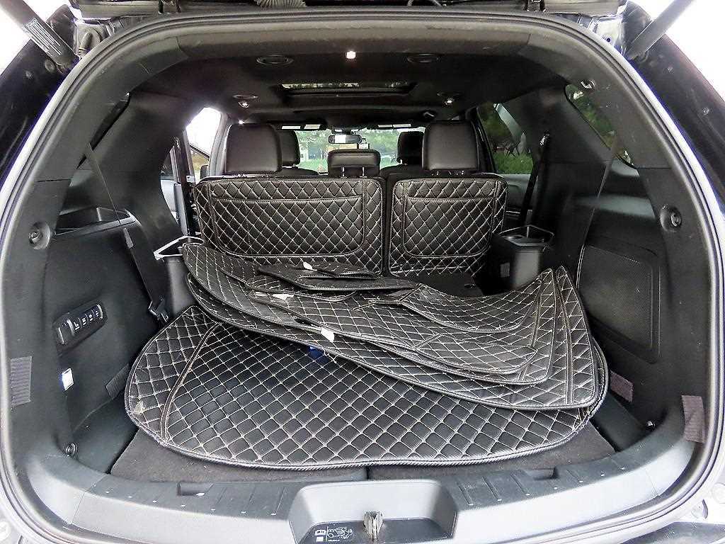 Ford Explorer — photo 18