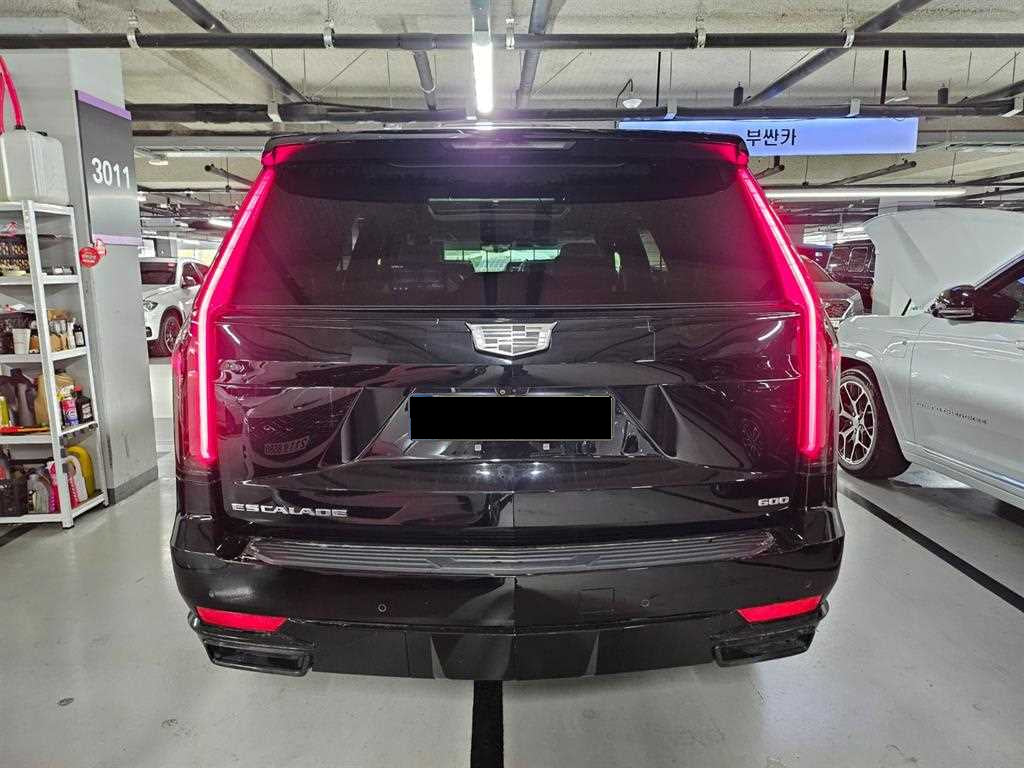 Cadillac Escalade — photo 02