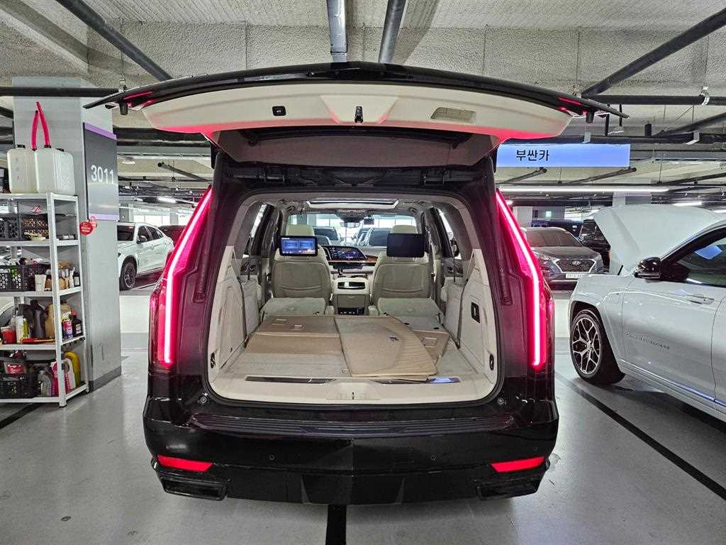 Cadillac Escalade — photo 03