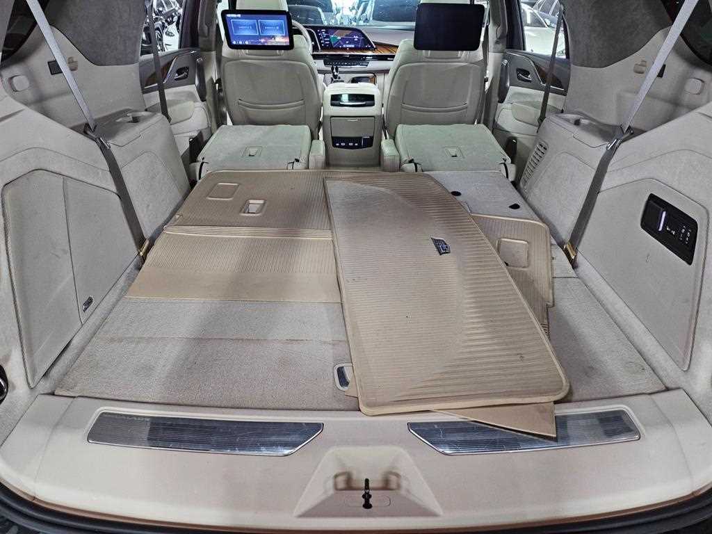 Cadillac Escalade — photo 04