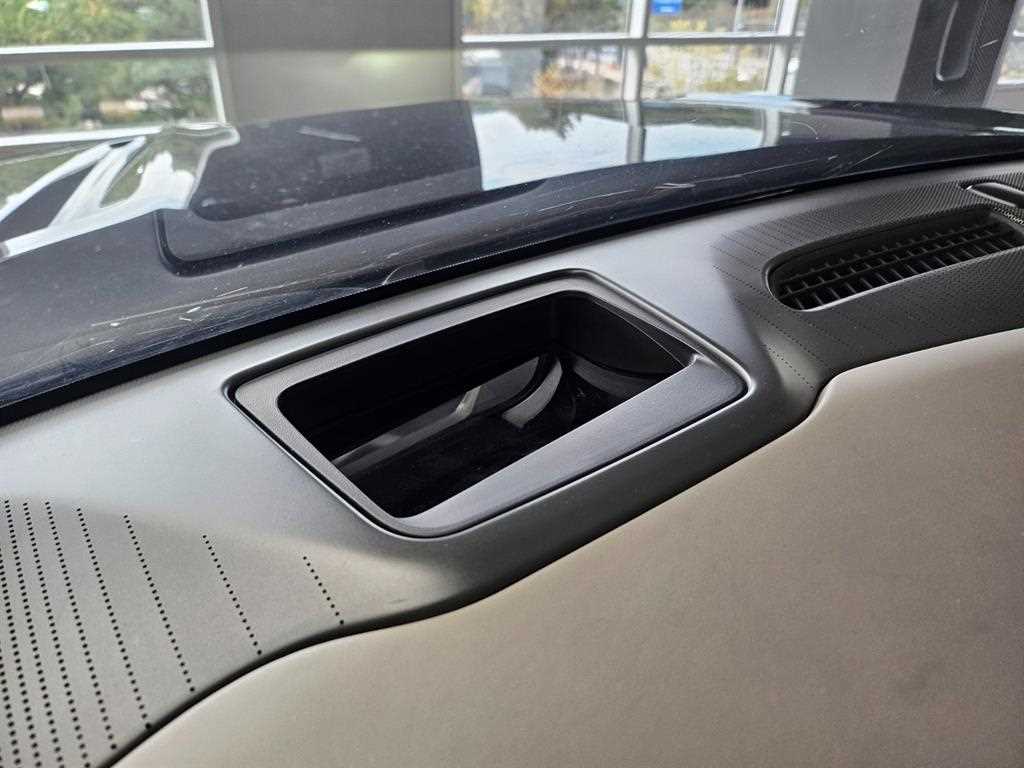 Cadillac Escalade — photo 10