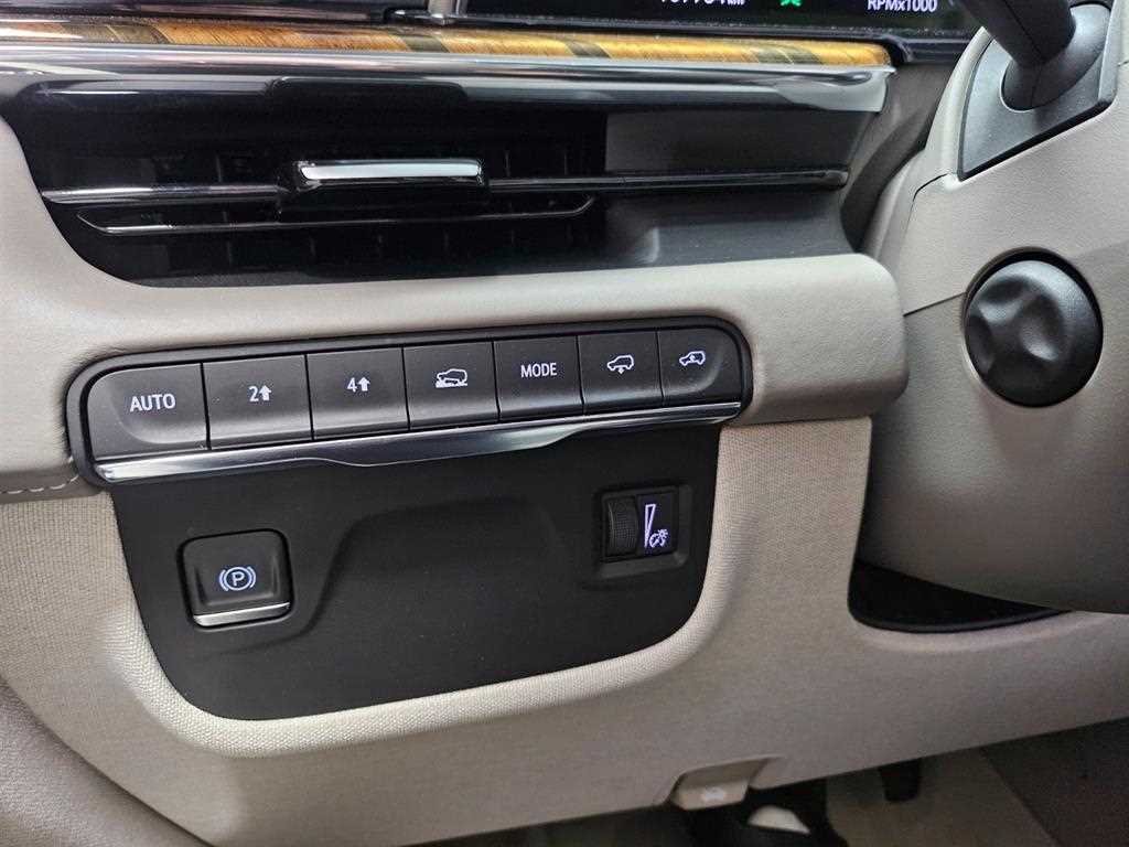 Cadillac Escalade — photo 11