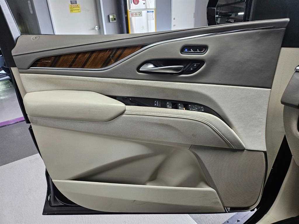 Cadillac Escalade — photo 12
