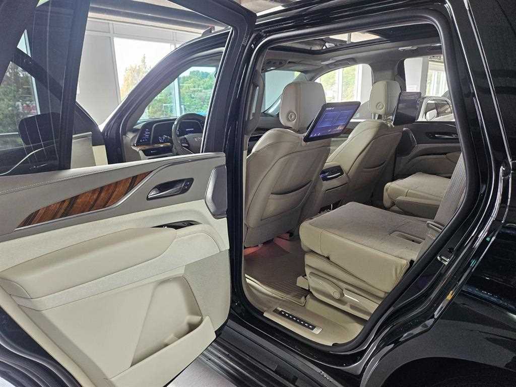 Cadillac Escalade — photo 14