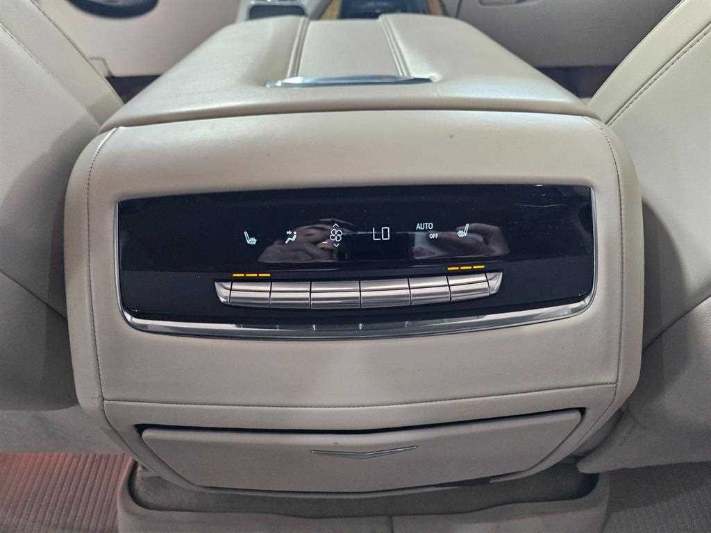 Cadillac Escalade — photo 15