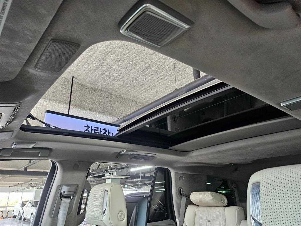Cadillac Escalade — photo 19