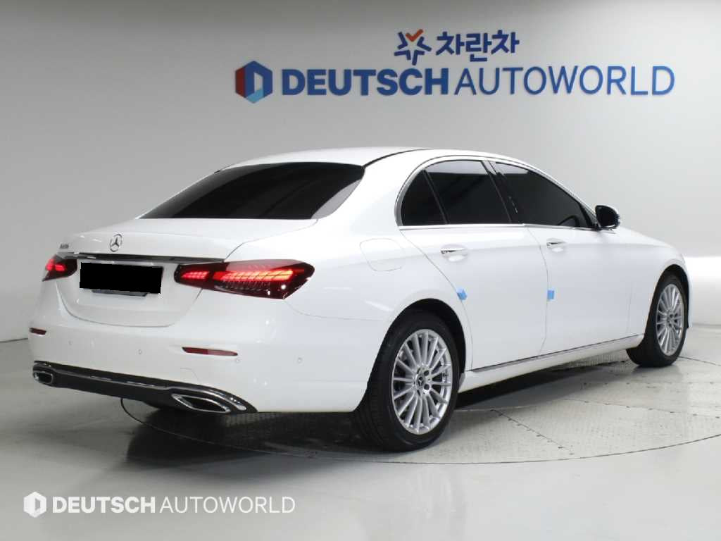Mercedes-Benz E-Class — photo 02