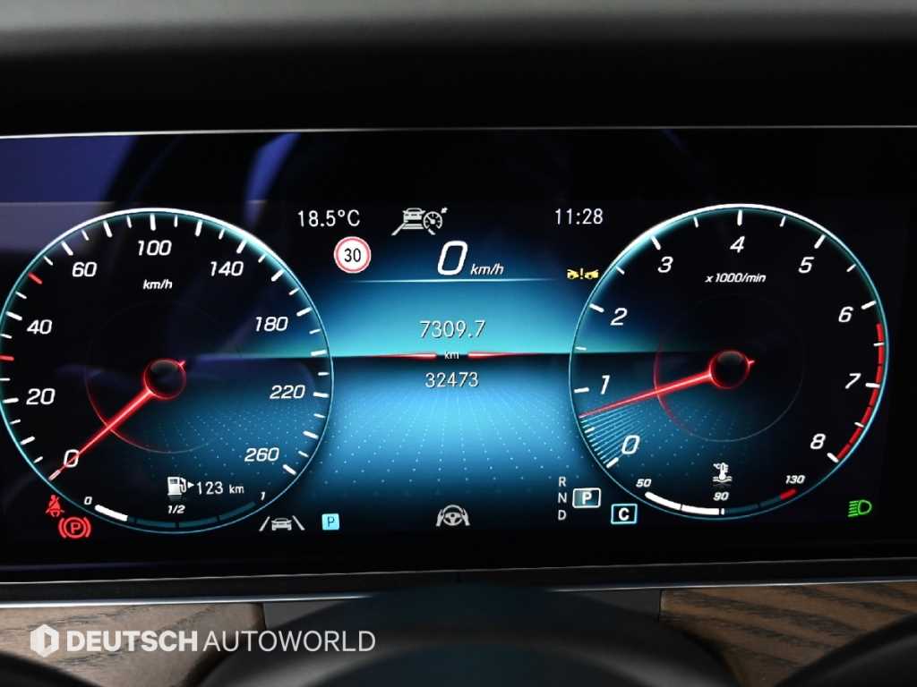 Mercedes-Benz E-Class — photo 08