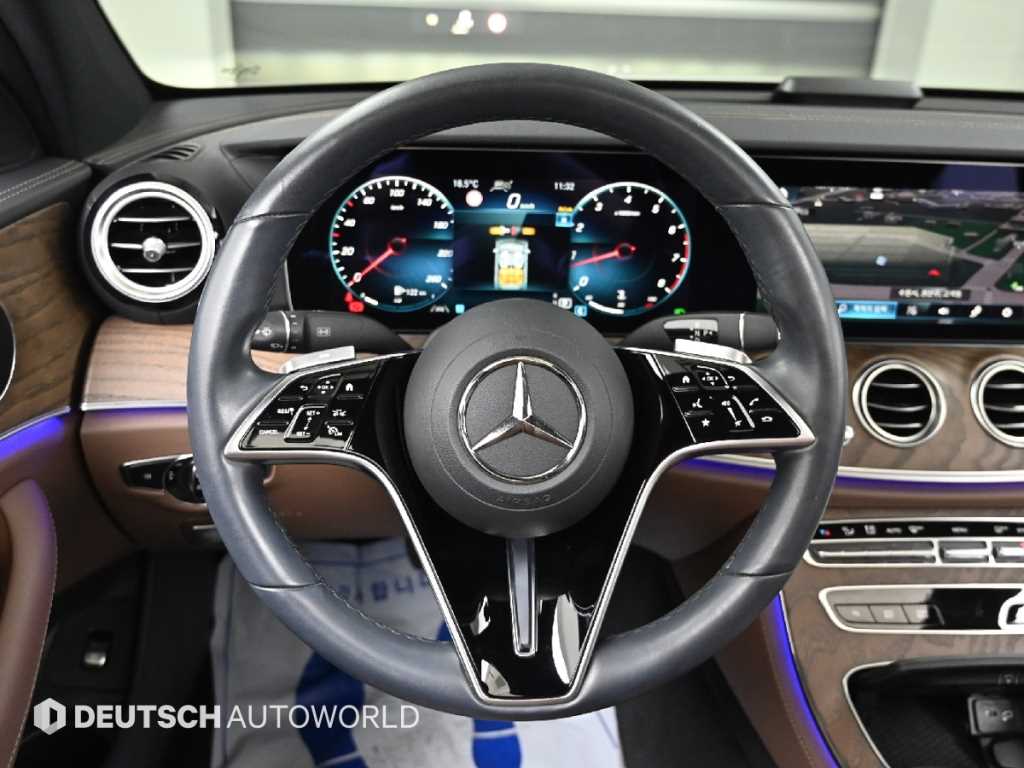 Mercedes-Benz E-Class — photo 13