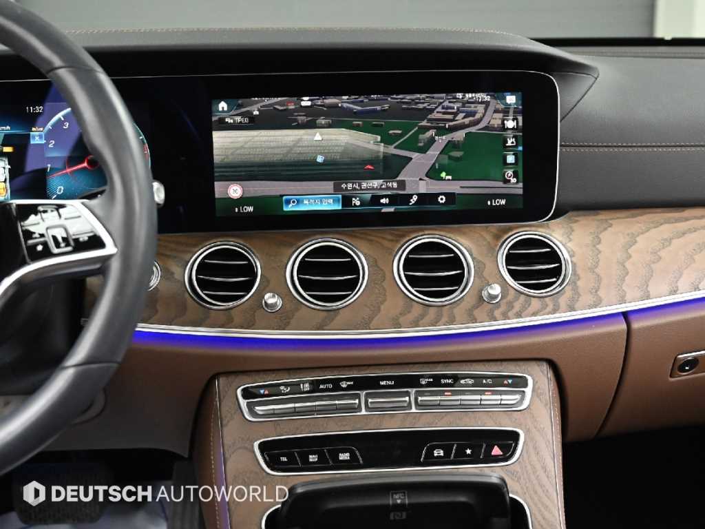 Mercedes-Benz E-Class — photo 14