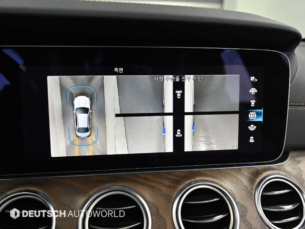 Mercedes-Benz E-Class — photo 15