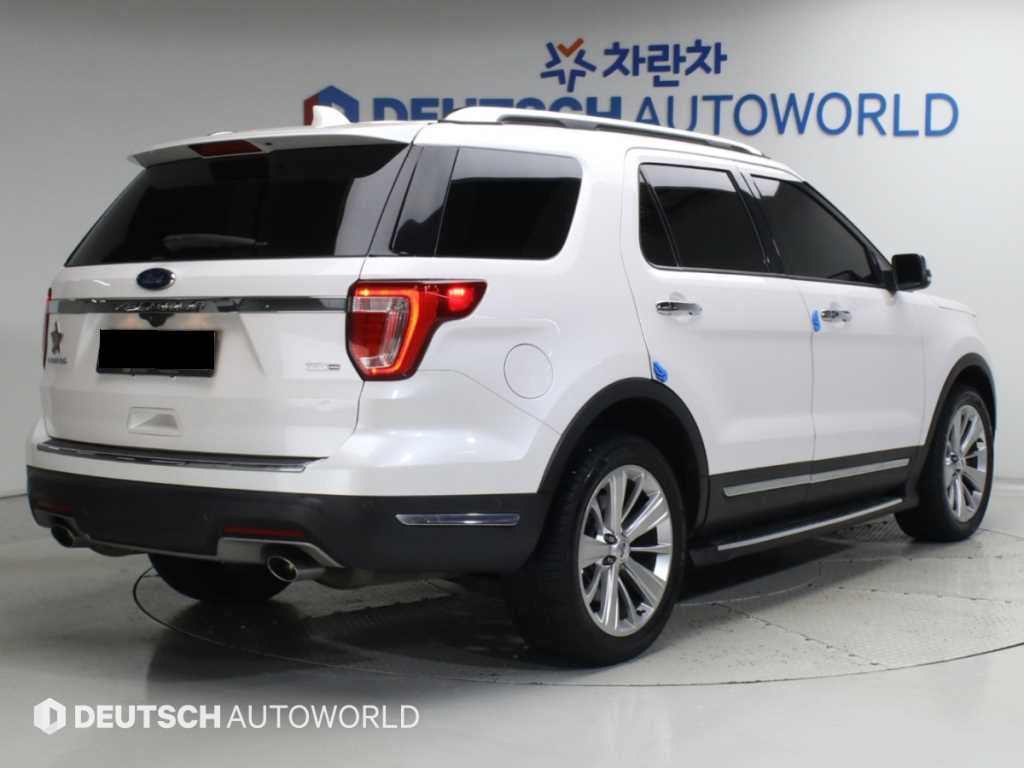 Ford Explorer — photo 02