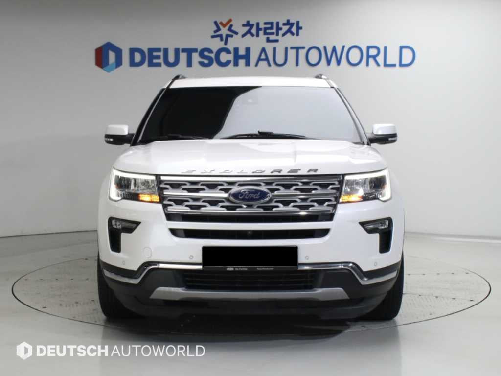 Ford Explorer — photo 03