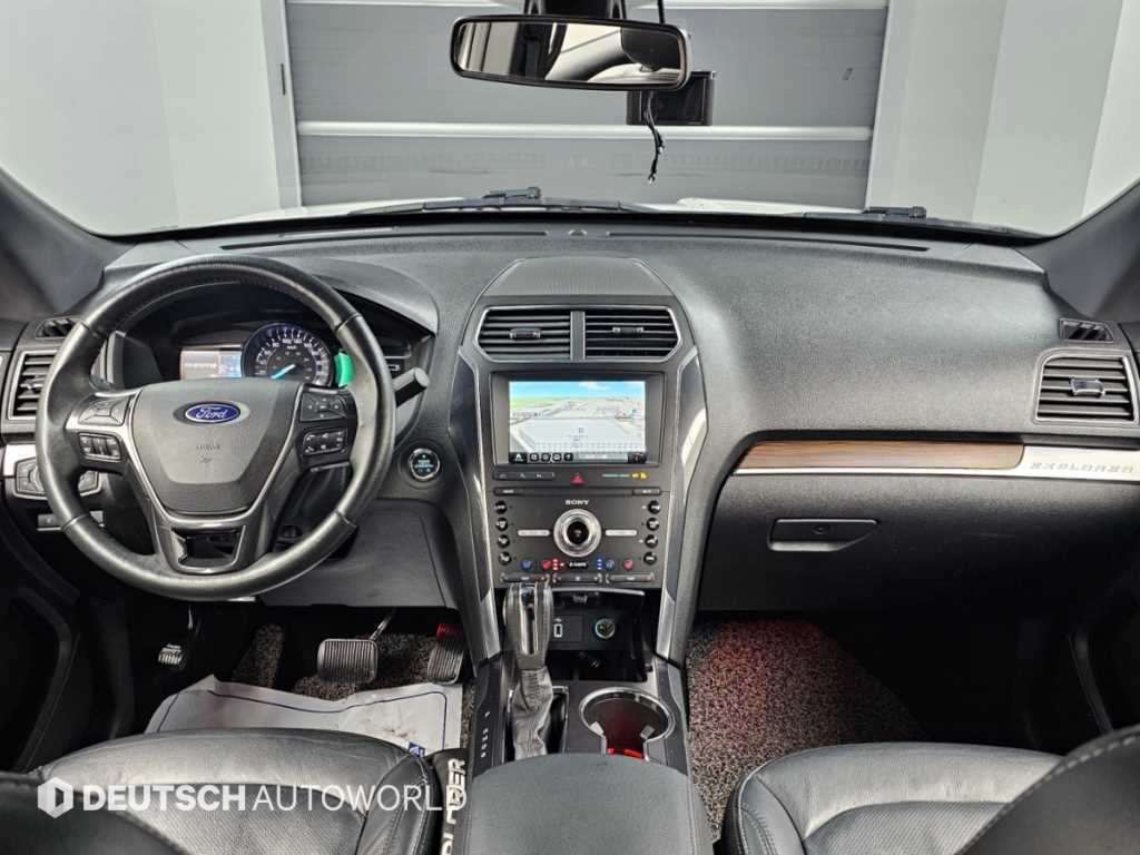 Ford Explorer — photo 07