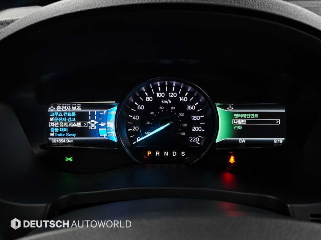 Ford Explorer — photo 08