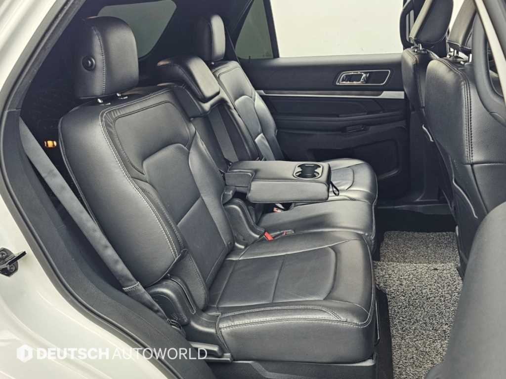 Ford Explorer — photo 12
