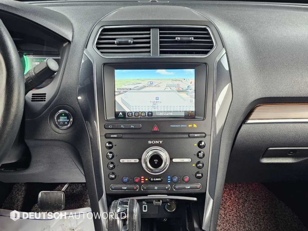 Ford Explorer — photo 14