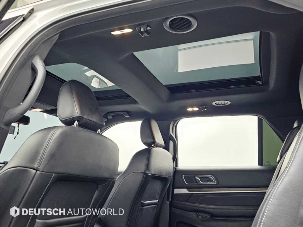 Ford Explorer — photo 18