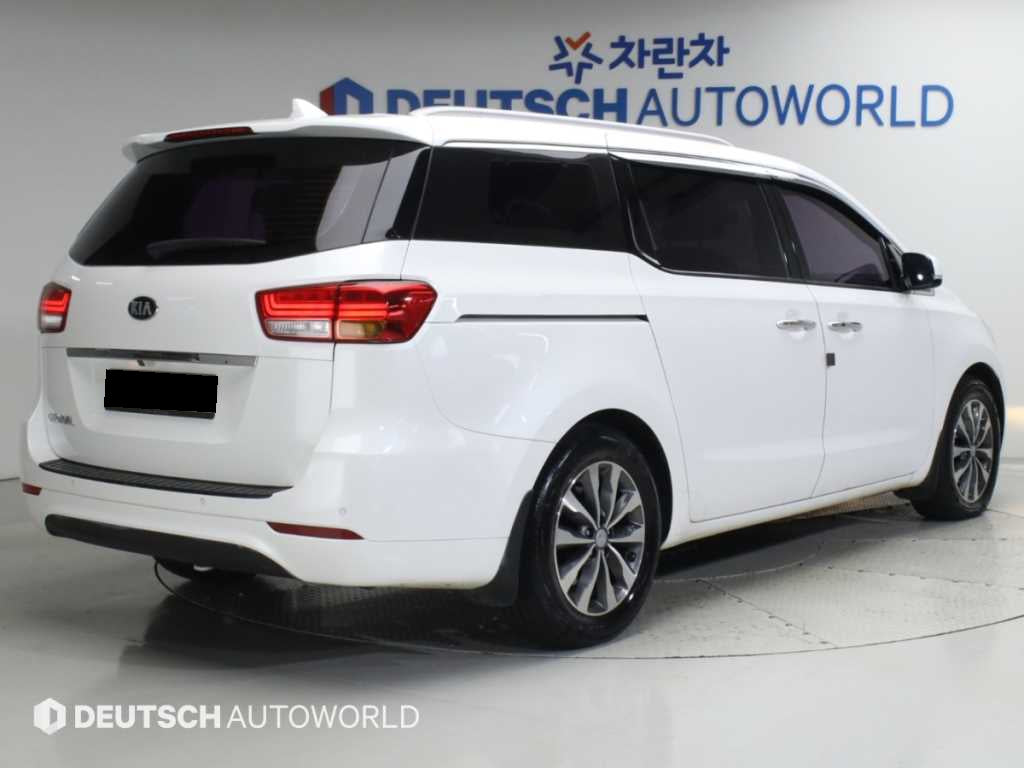 Kia Carnival — photo 02