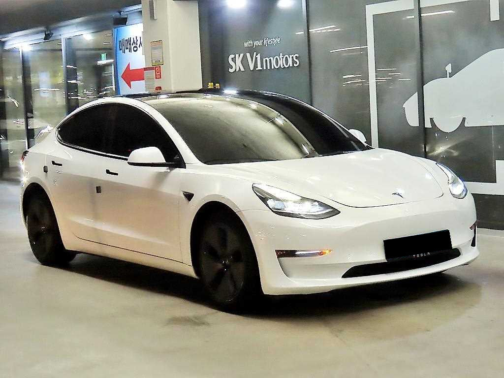 Tesla Model 3 — photo 01