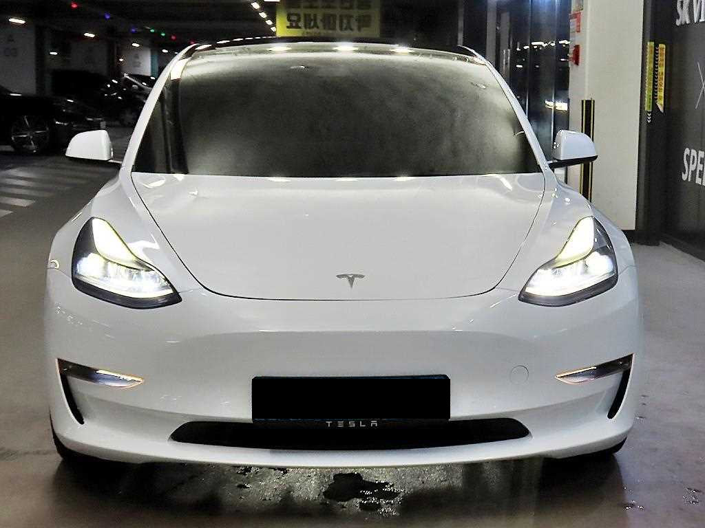 Tesla Model 3 — photo 02