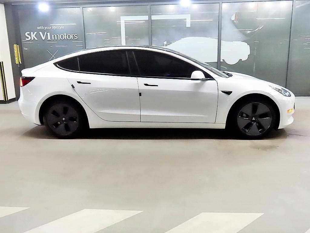 Tesla Model 3 — photo 03