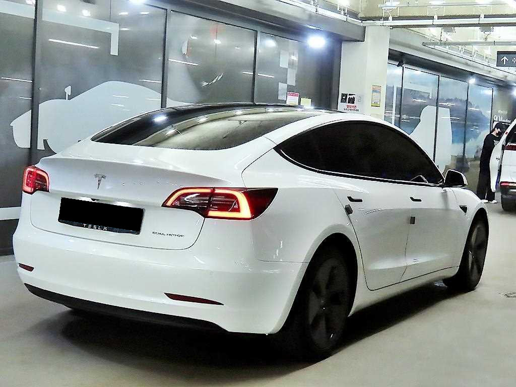 Tesla Model 3 — photo 04