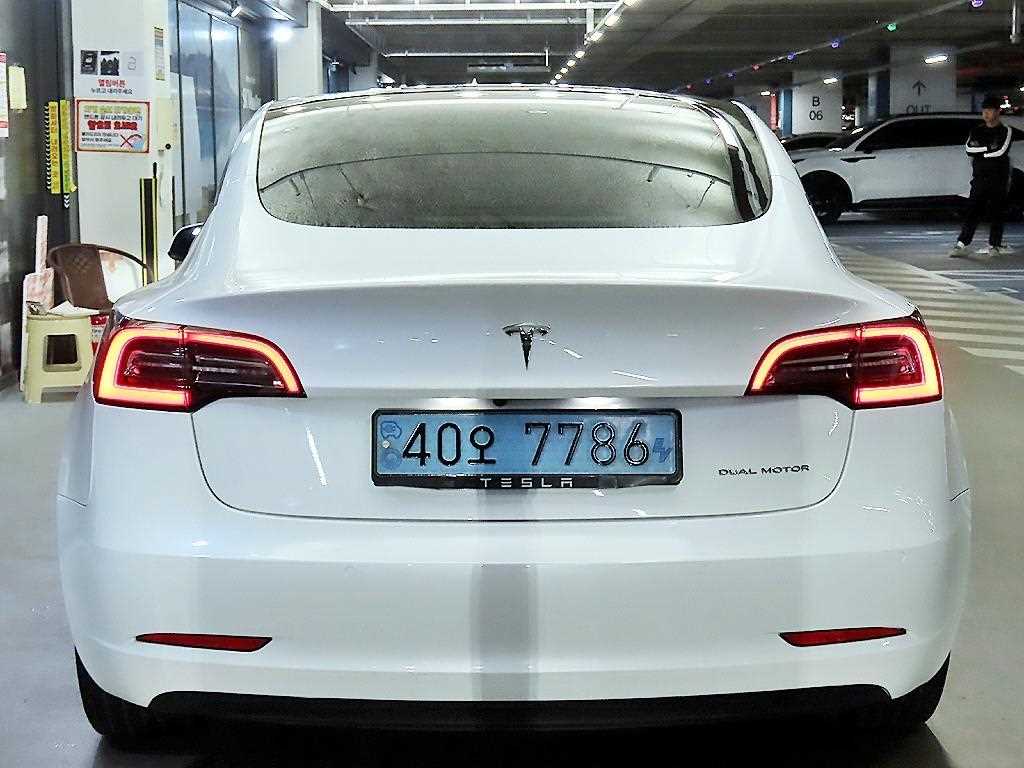 Tesla Model 3 — photo 05