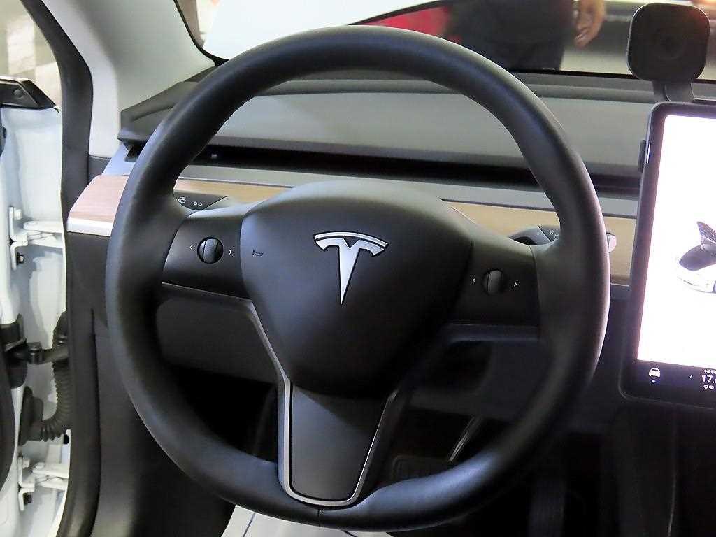 Tesla Model 3 — photo 08