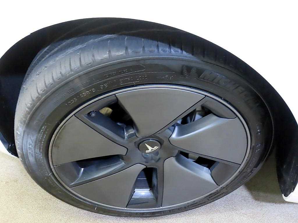 Tesla Model 3 — photo 20