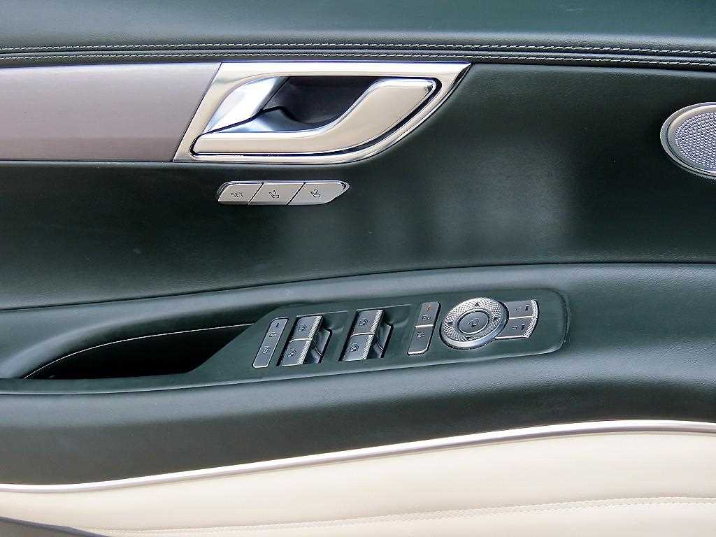 Genesis GV80 — photo 12