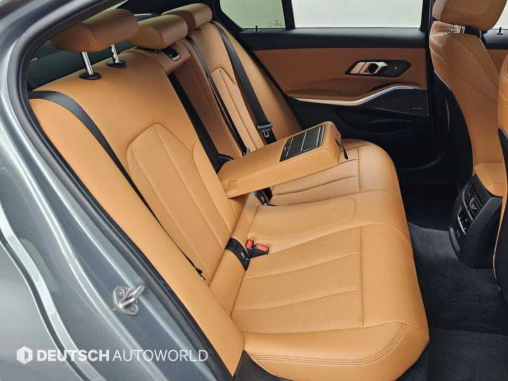 BMW 3-Series — photo 12