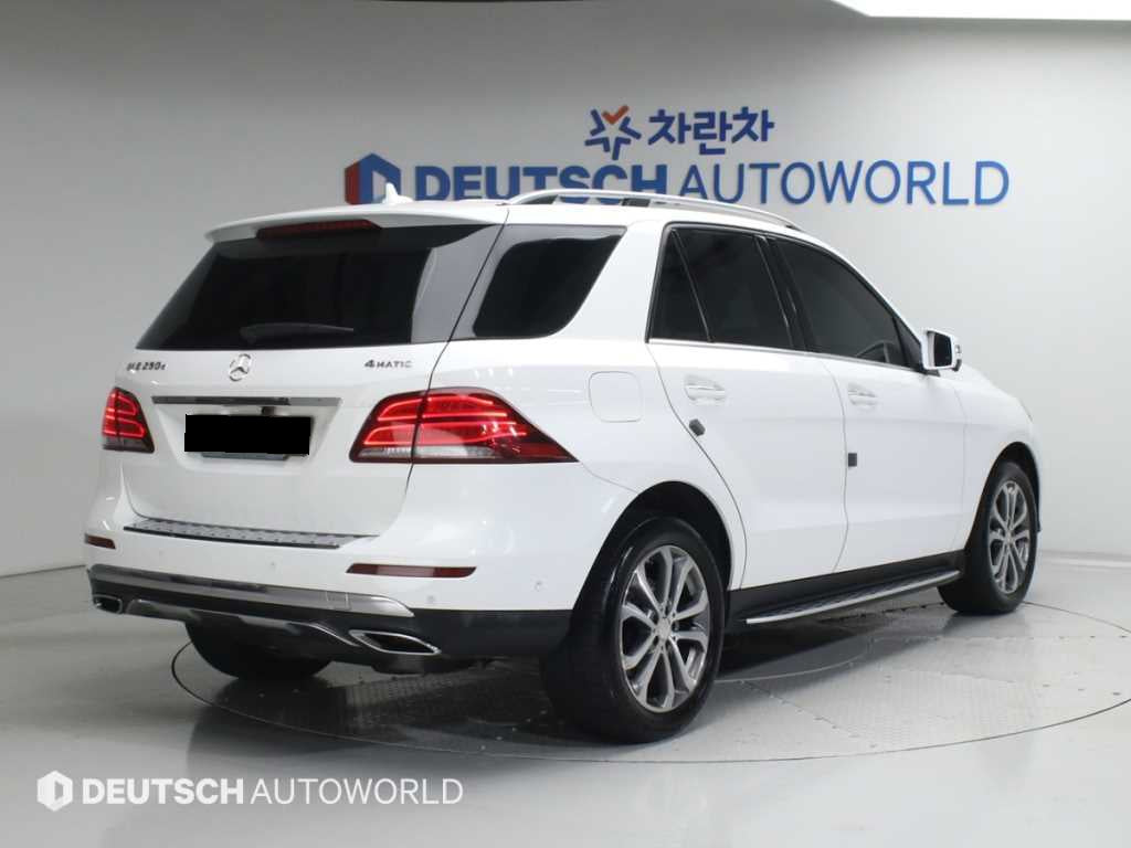 Mercedes-Benz GLE-Class — photo 02