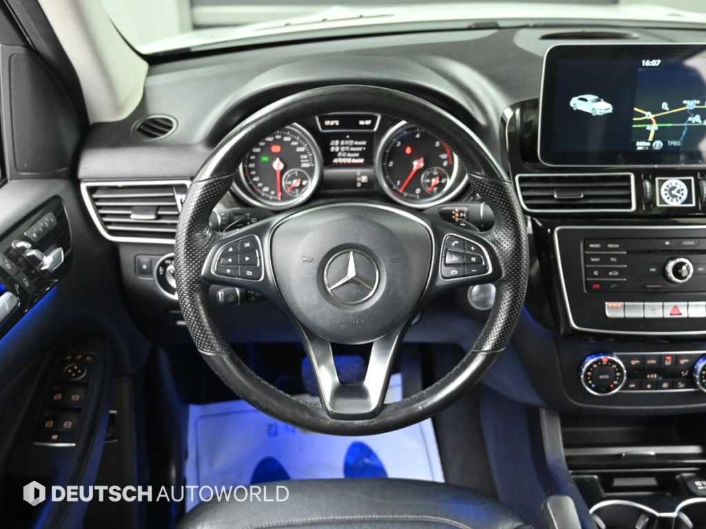 Mercedes-Benz GLE-Class — photo 13