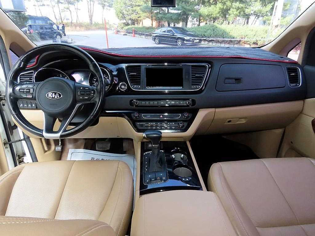 Kia Carnival — photo 08
