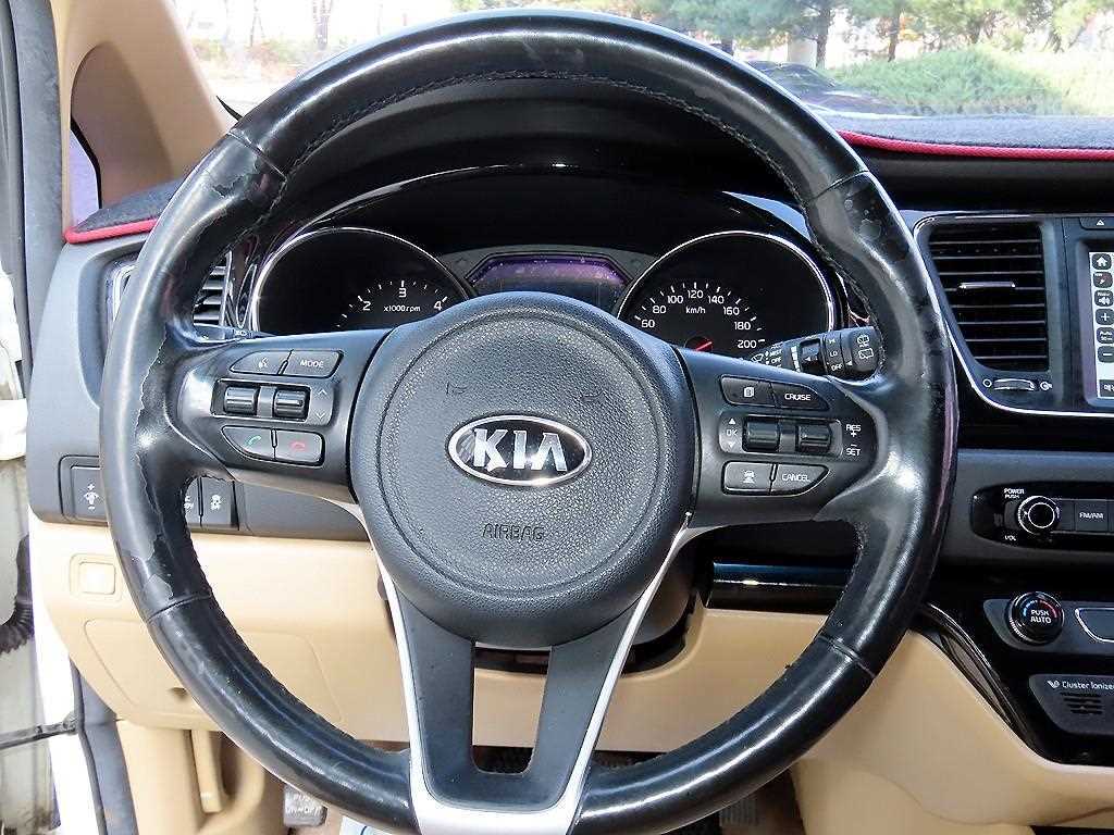 Kia Carnival — photo 09