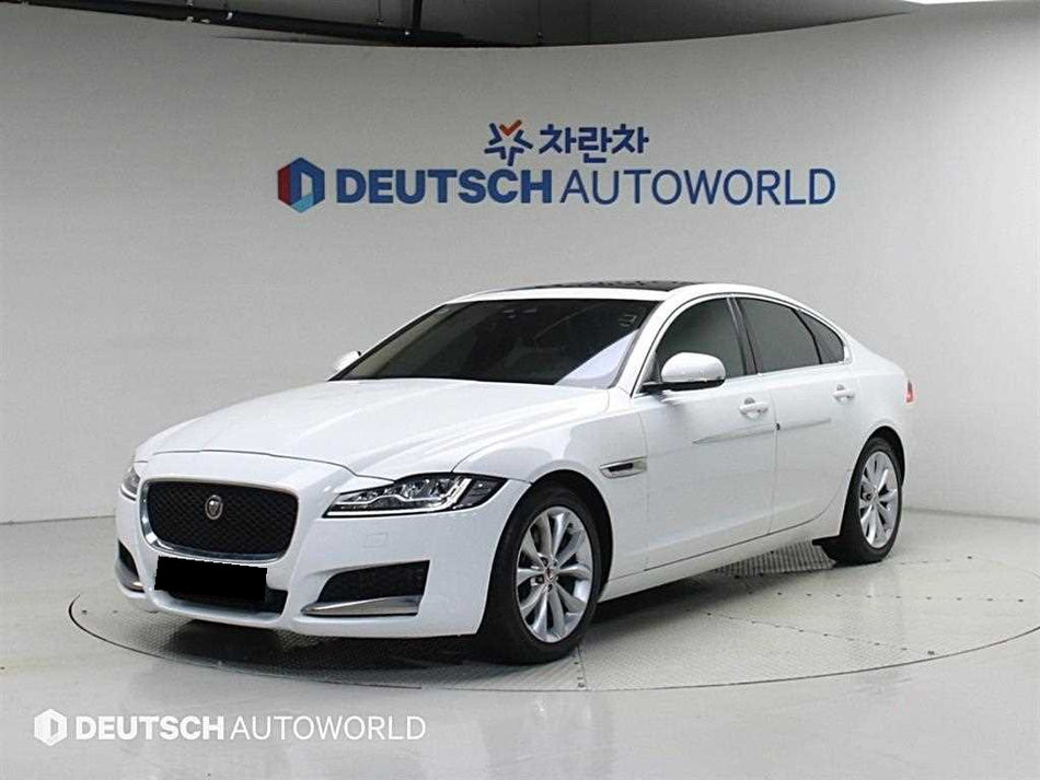 Jaguar XF — photo 01