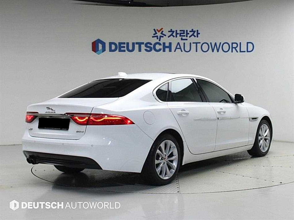 Jaguar XF — photo 02