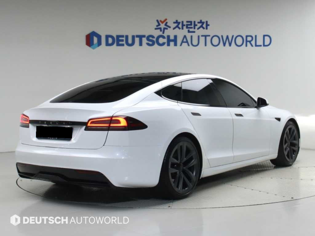 Tesla Model S — photo 02