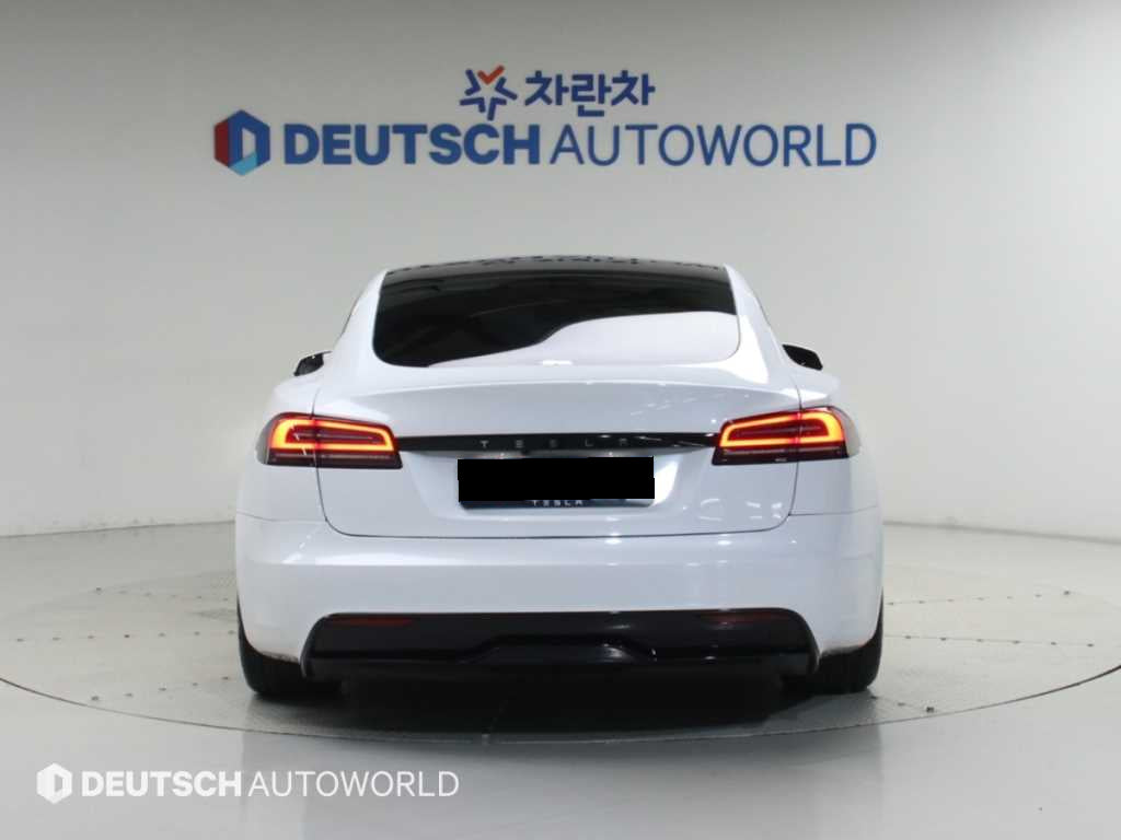 Tesla Model S — photo 04