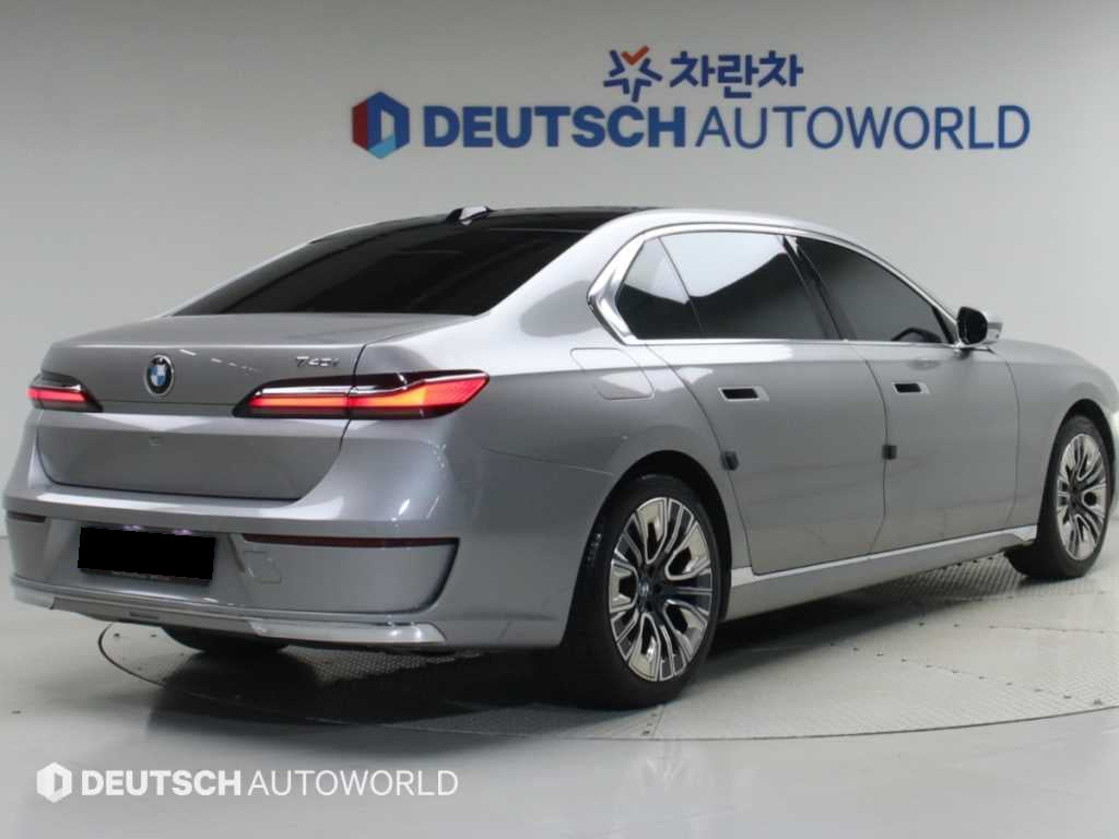 BMW 7-Series — photo 02