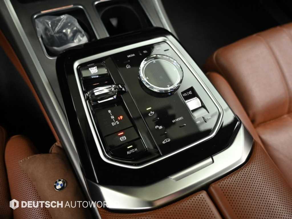 BMW 7-Series — photo 09