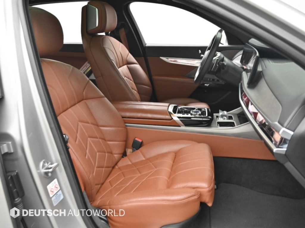 BMW 7-Series — photo 10